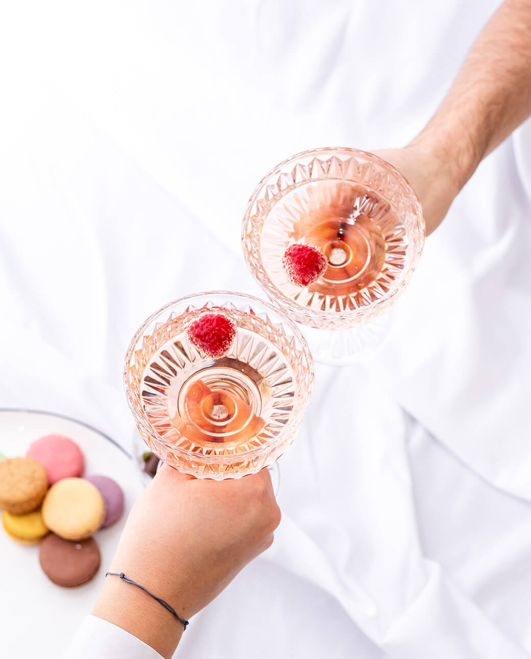 Anstoßen mit Hochriegl Alkoholfrei Rosé und Macarons