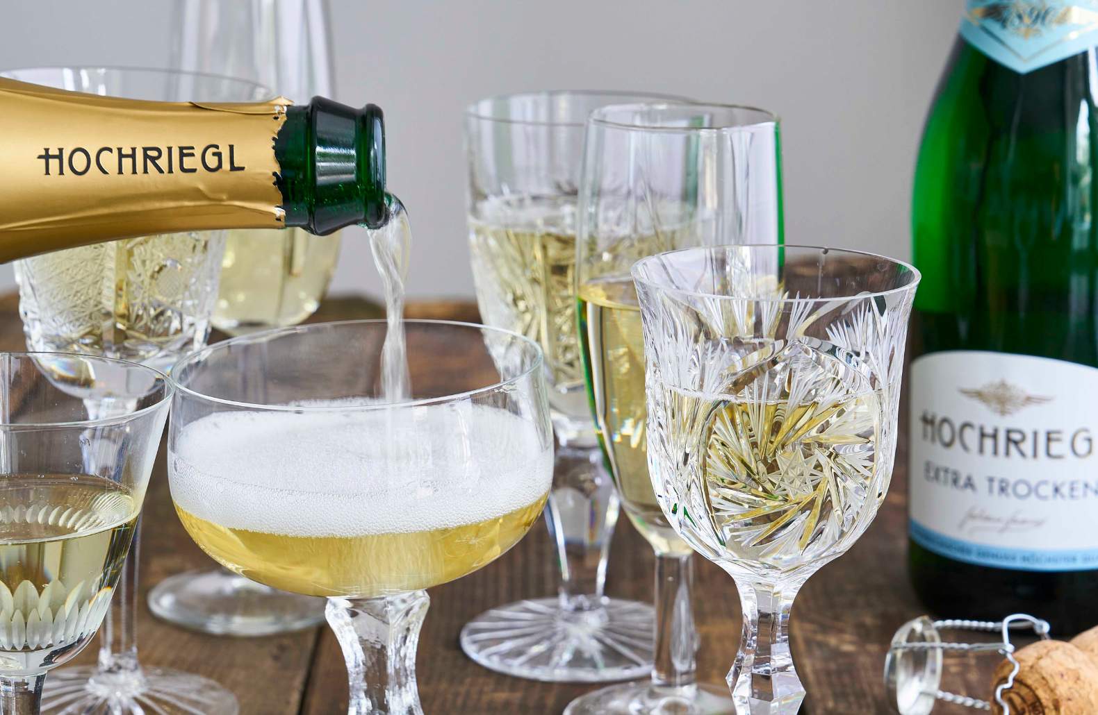 Hochriegl Sekt wird in unterschiedliche Gläser eingeschenkt