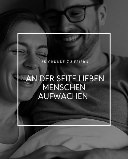 Mann und Frau kuscheln sich zusammen und lachen