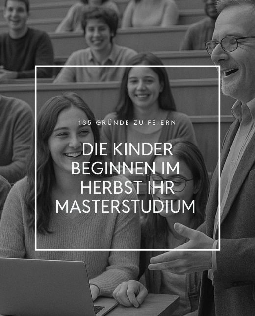 Studenten sitzen im Auditorum und lachen über einen Witz des Professors
