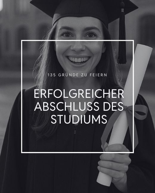 Junge Dmae hält ihr Diploma in den Händen und trägt eine Robe der Universität