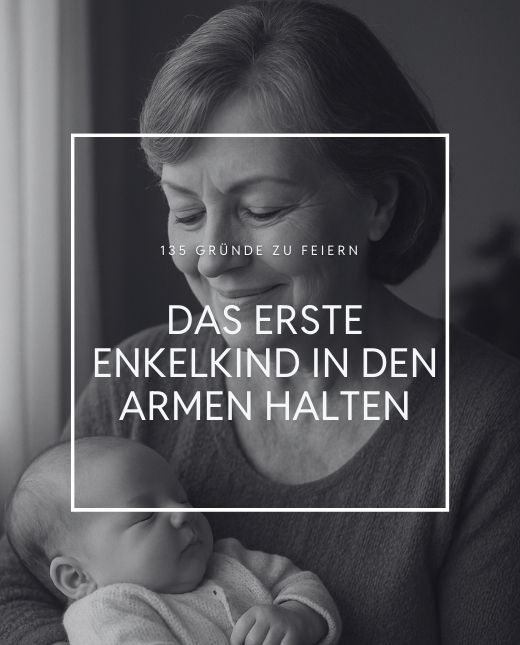 Oma hält ihr erstes Enkelkind in den Armen