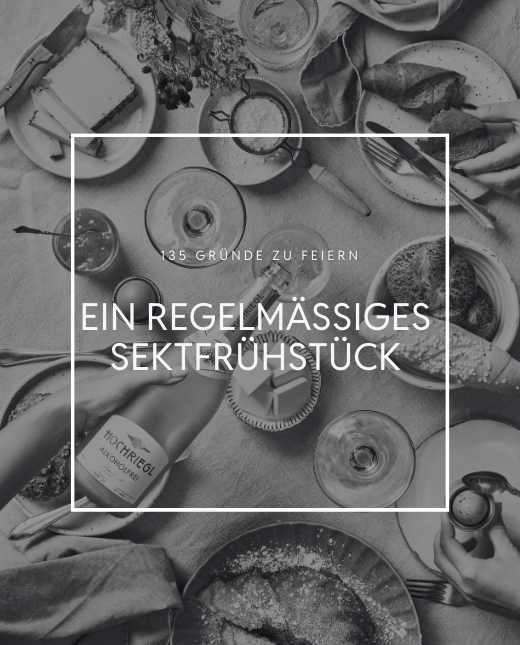 Reich gedeckter Frühstückstisch, eine Person schenkt Hochriegl alkoholfrei ein