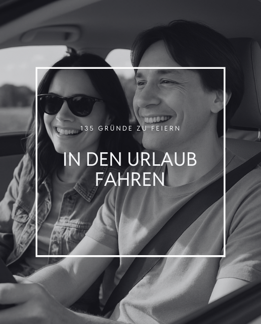 Ein junges Paar sitzt im Auto und fährt in den Urlaub