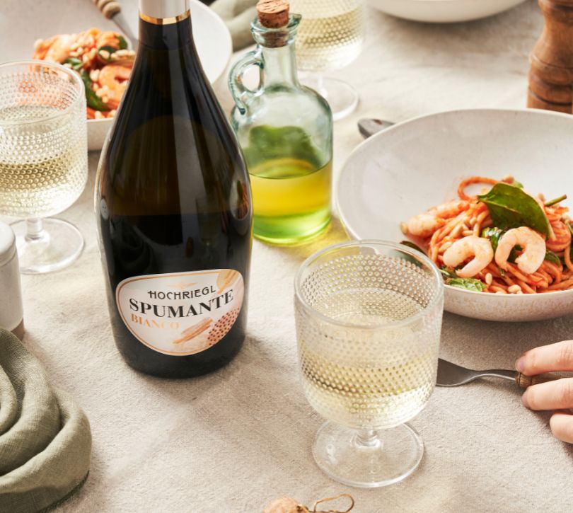 Gedeckter Tisch mit Spumante bianco und Pasta