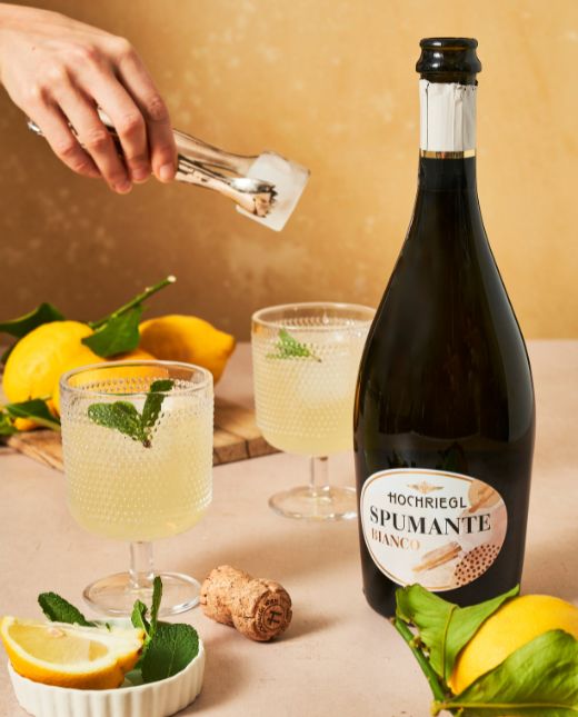 Limoncello Spritz mit Spumante bianco und Eiswürfel