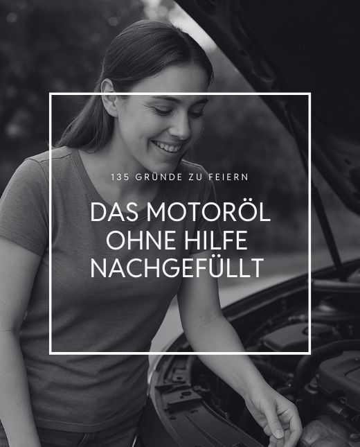 Dame steht bei Auto mit geöffneter Motorhaube
