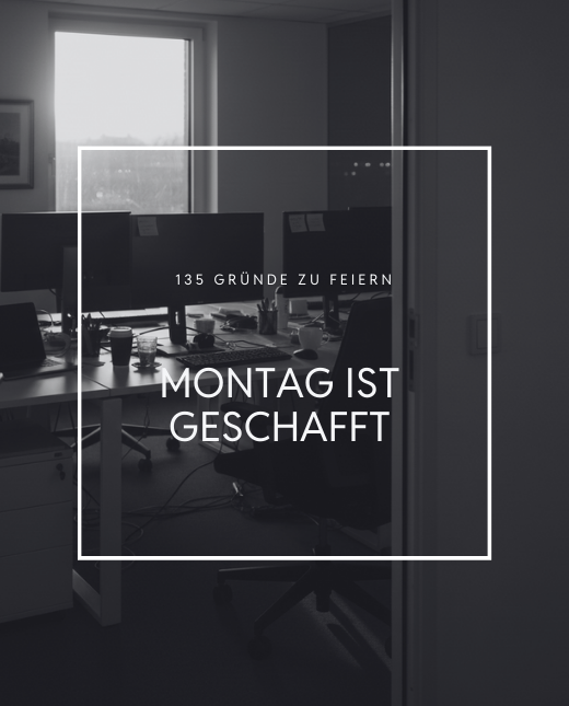 Büro mit PCs und Bürostühlen