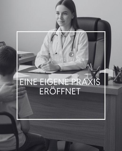 Frau Doktor sitzt hinter ihrem Schreibtisch und spricht mit einem Jungen und seinem Vater