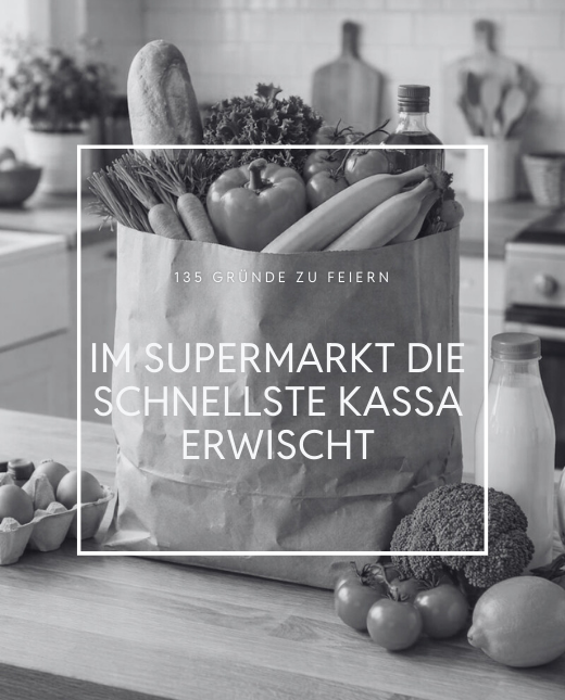 Gefüllte Einkaufstüte steht auf der Anrichte der Küche