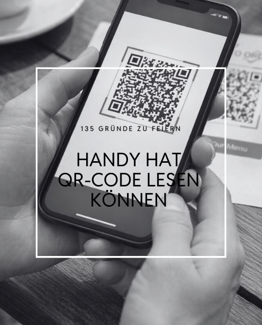Eine Person scannt mit seinem Handy einen QR Code