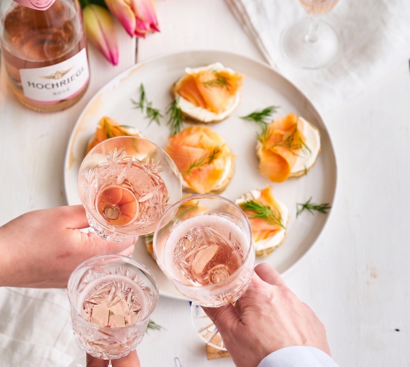 Eine Flasche Hochriegl Rosè zum Essen