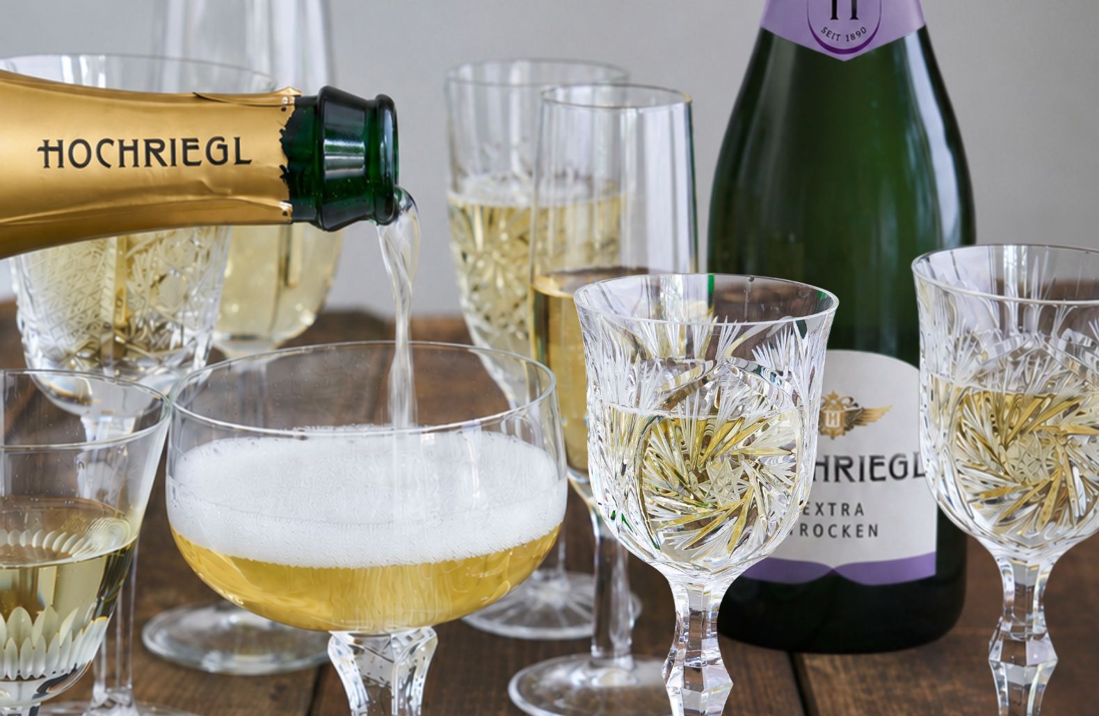 Hochriegl Sekt wird in unterschiedliche Gläser eingeschenkt