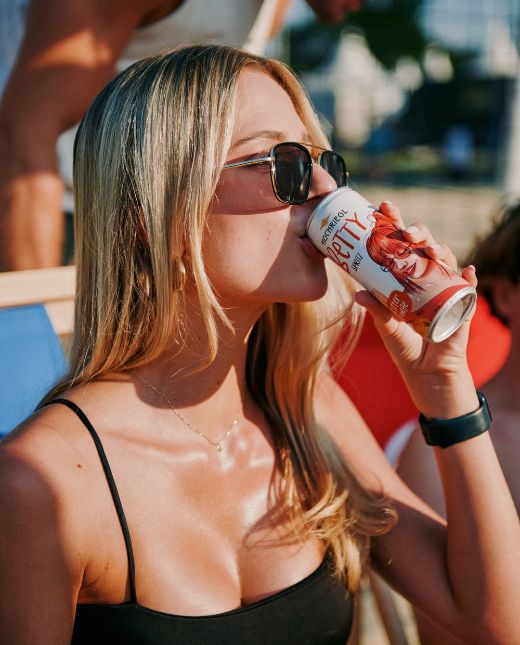 Dame trinkt Hochriegl Spritz Betty am Strand