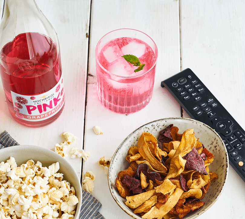 Fernsehabend mit Knabbereien und Hochriegl Pink Grapefruit