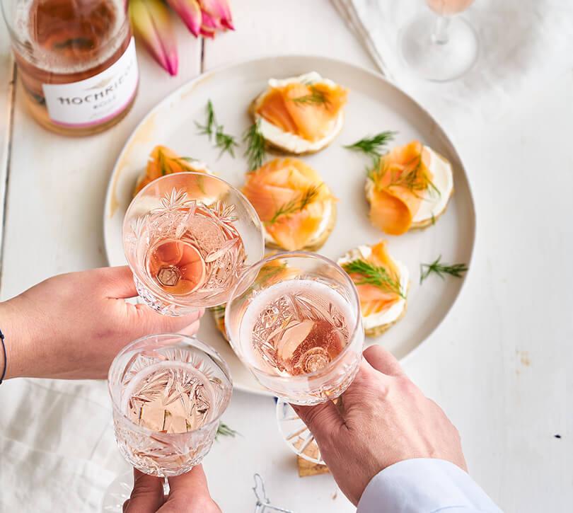 Eine Flasche Hochriegl Rosè zum Essen