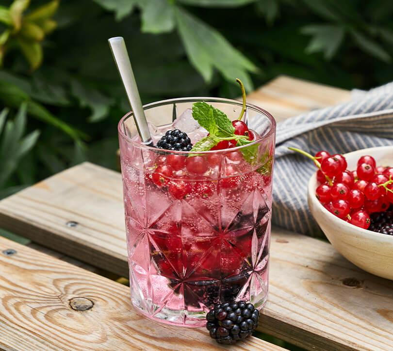 Frizzante Party Berry im Glas mit Beeren