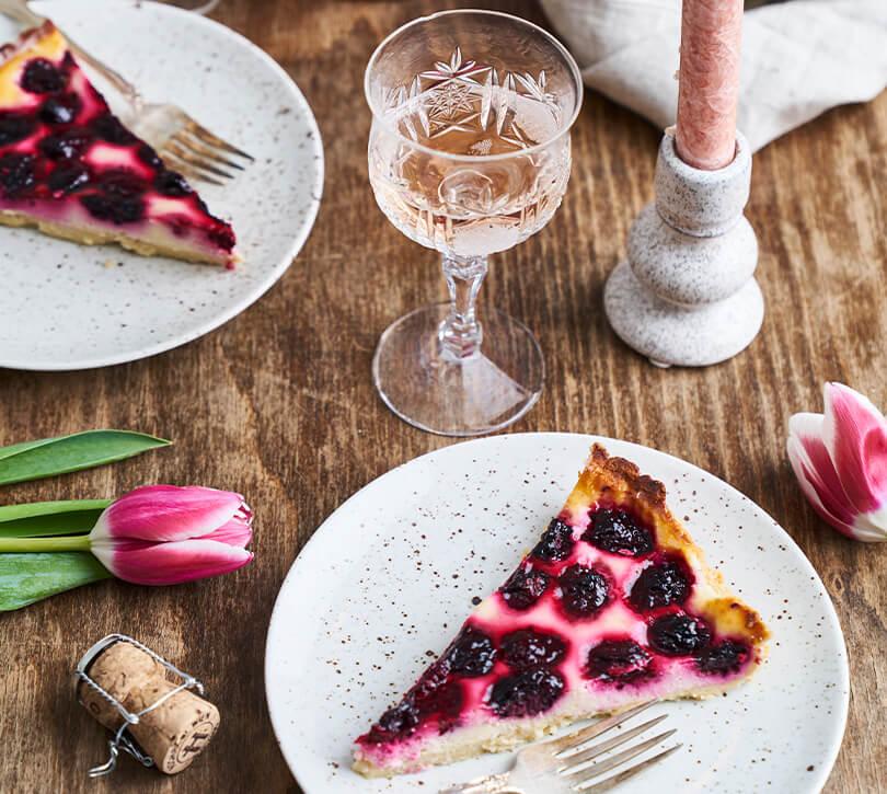 Hochriegl Alkoholfrei Rosé zu einem Stück Heidelbeer Cheesecake