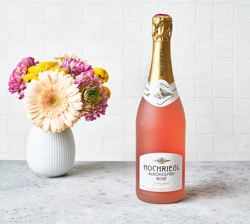 Hochriegl Alkoholfrei Rosé vor einer Blumenvase