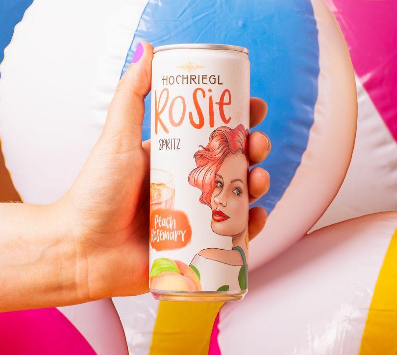 Dame haltet Rosie Dose für aufgeblasenen Wasserbällen