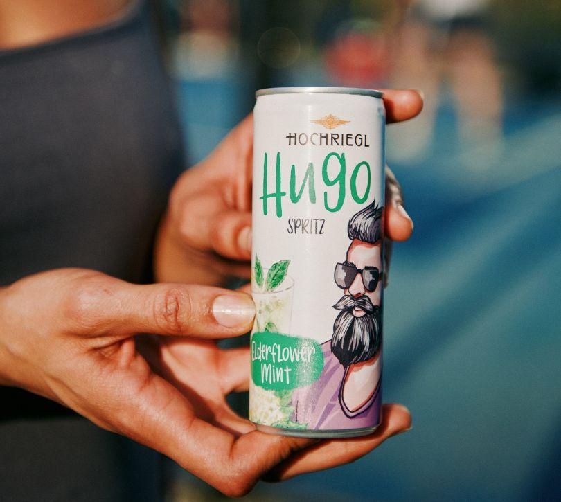 Dame hält eine Dose Hugo Spritz in der Hand