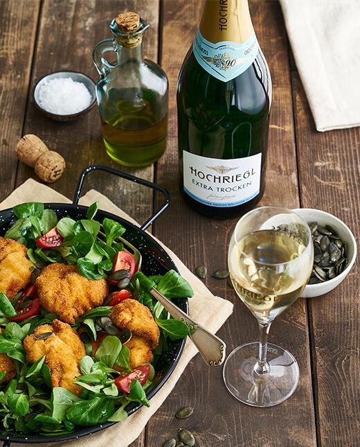 Köstlicher Backhendlsalat mit Hochriegl Extra Trocken