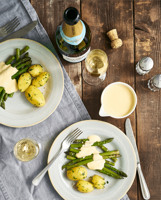 Köstlicher Spargel mit einem Glas Hochriegl Extra Trocken