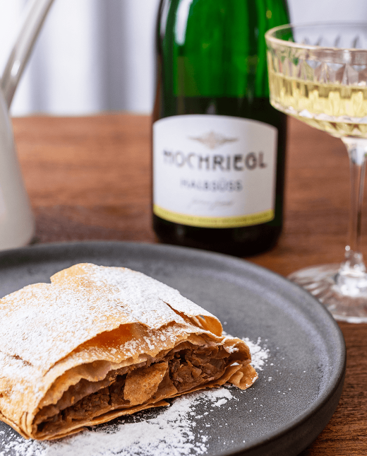 Ein vollsüßer Apfelstrudel mit Hochriegl Halbsüss