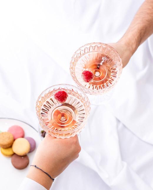 Anstoßen mit Hochriegl Alkoholfrei Rosé und Macarons