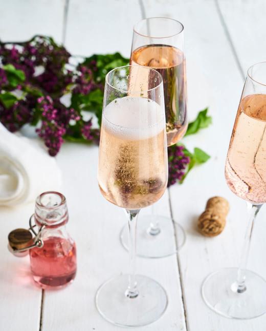 Hochriegl Alkoholfrei Rosé als Lavendel Spritz in der Sektflöte