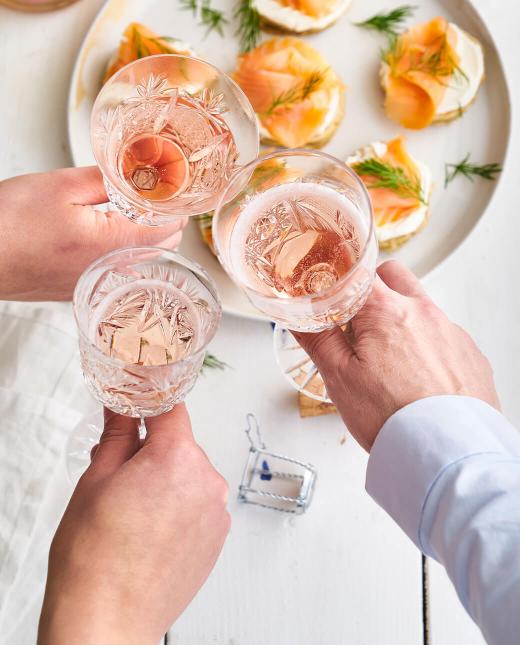 Hochriegl Alkoholfrei Rosé als Apperitiv zu Lachs Häppchen