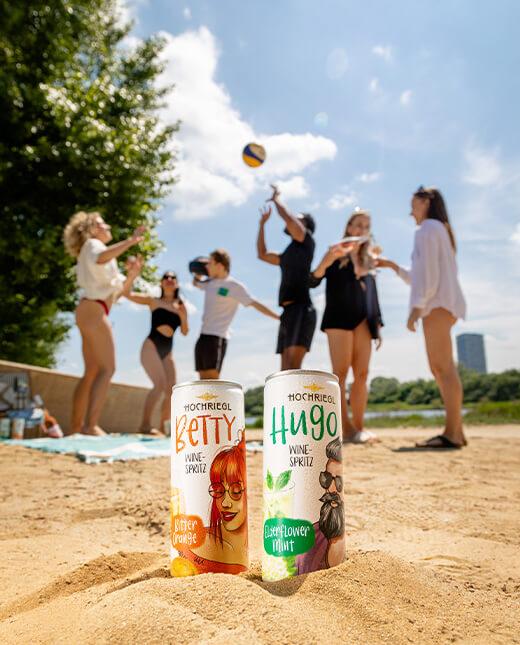 Freude spielen Beachvolleyball mit Betty & Hugo Wein-Spritz