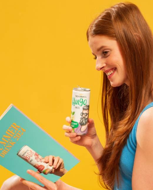 Person steckt einen Hugo Spritz in einen aufgeblasenen Drinks-Halter in Form eines Flamingos