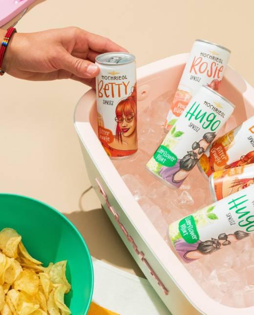 Person nimmt eine Dose Betty Spritz aus der Eisbox