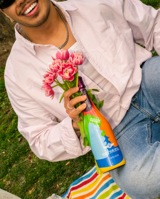 Mann hält Blumen und Love Edition in der Hand