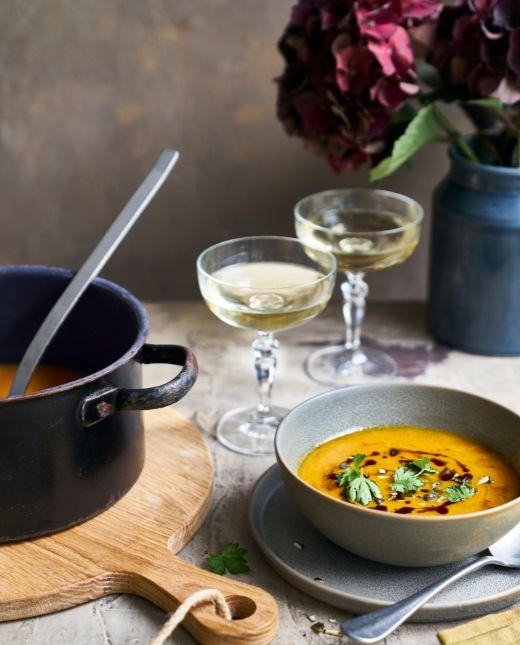 Kürbissuppe mit zwei Gläsern Sekt