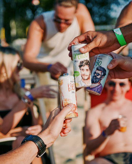 Freunde stoßen mit Hochriegl Spritz Dosen an
