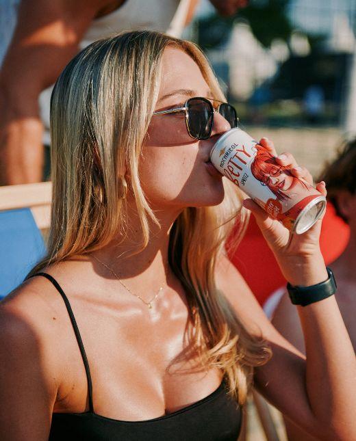 Dame trinkt Hochriegl Spritz Betty am Strand