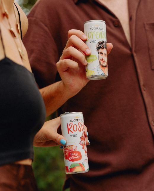 Zwei Personen halten eine Dose HochrieglRose und eine Dose Hochriegl Lorenzo in der Hand