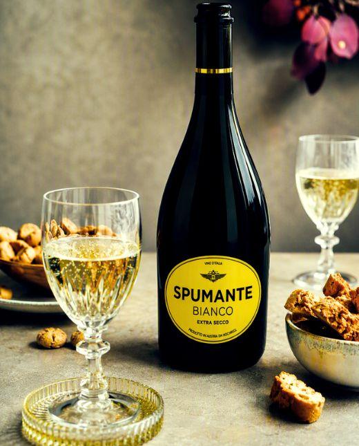 Flasche Spumante mit Gläsern und Canuccini