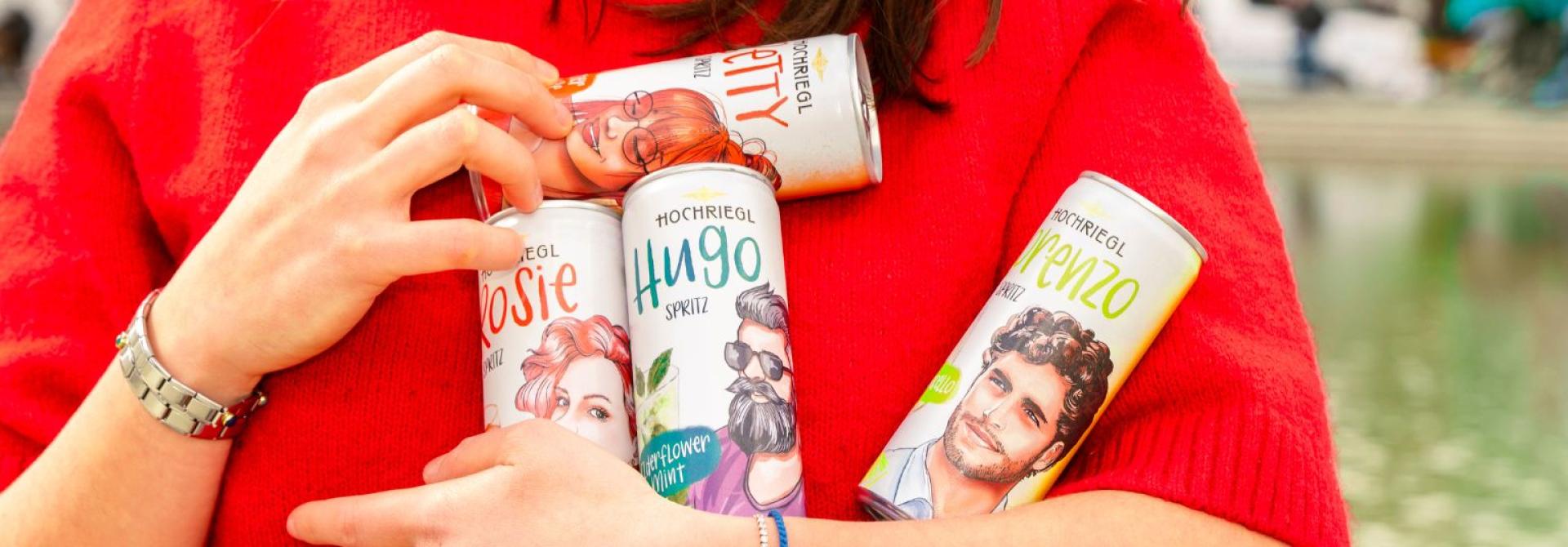 Dame trägt vier Hochriegl Spritz Dosen