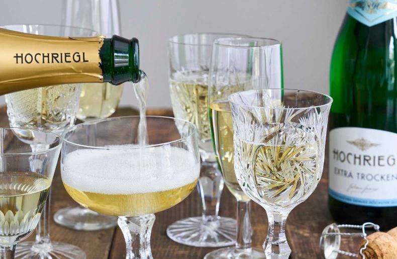 Hochriegl Sekt wird in unterschiedliche Gläser eingeschenkt